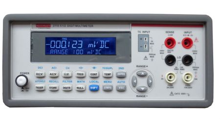 2110-220 | Multimètre numérique de table 5,5 digits, paramétré pour une alimentation 220V 
