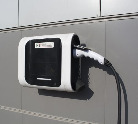 FI-RVE-WM12 | Boitier mural de recharge de véhicules électriques 7.4 kW monophasé avec prise type 2 