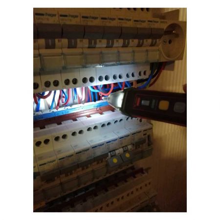 FITEST15 | Détecteur de tension AC sans contact, universel,  avec lampe torche intégrée et degré d'étanchéité IP67