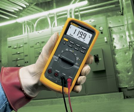 FL83-5/EUR | Multimètre numérique portable RMS, 6 000 points, avec mesure de conductance, FLUKE-83-V