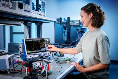 MXO34-1PK | Oscilloscope 4 voies 100 MHz MXO3 avec pack d'options PK1 