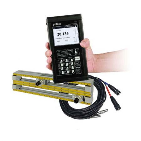 P117-KIT | Kit débitmètre à ultrasons portable en malette, avec deux jeux de transducteurs sur règle et accessoires