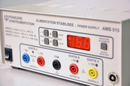 AMS515 | Alimentation numérique 3 voies ± 15 V / 1 A, 5,5 V / 3 A, -15 à +15 V / 0,2 A, puissance 48 W
