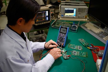 DT4282 | Multimètre numérique portable TRMS, 60 000 points, avec mémorisation 400 mesures 