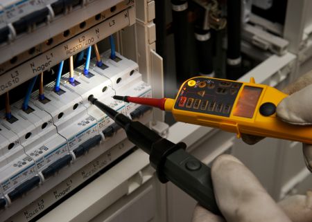 T150 | Testeur de tension et de continuité, avec test de disjoncteurs et écran LCD, FLUKE-T150