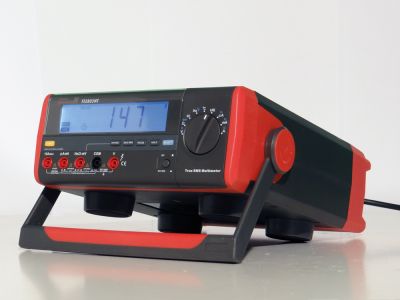 FI2803MT | Multimètre numérique de table TRMS AC+DC, 6 000 points 